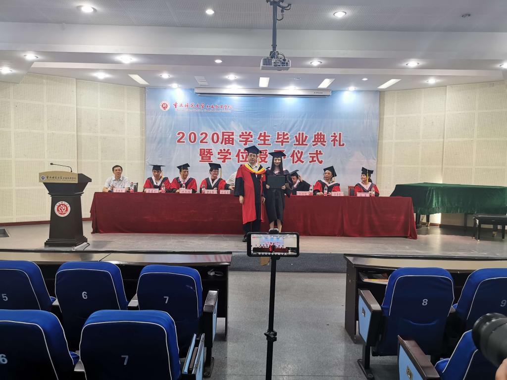 在此输入描毕业授位现场采用“云直播”的形式向全院直播述
